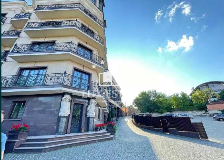 У Києві продають квартиру "для поціновувачів розкоші": сума шокує