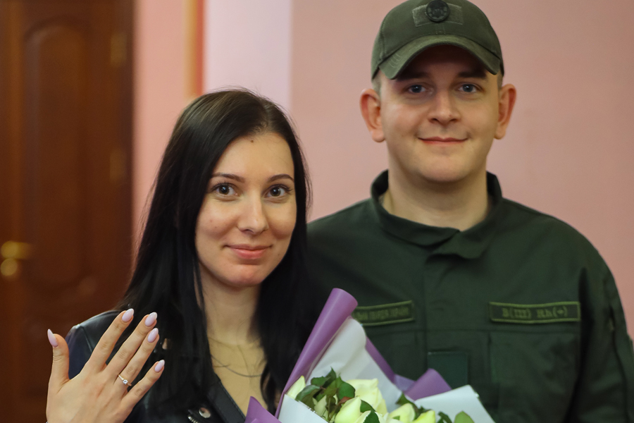 Офіцер Нацгвардії зробив романтичну пропозицію коханій на концерті Іво Бобула: милі фото