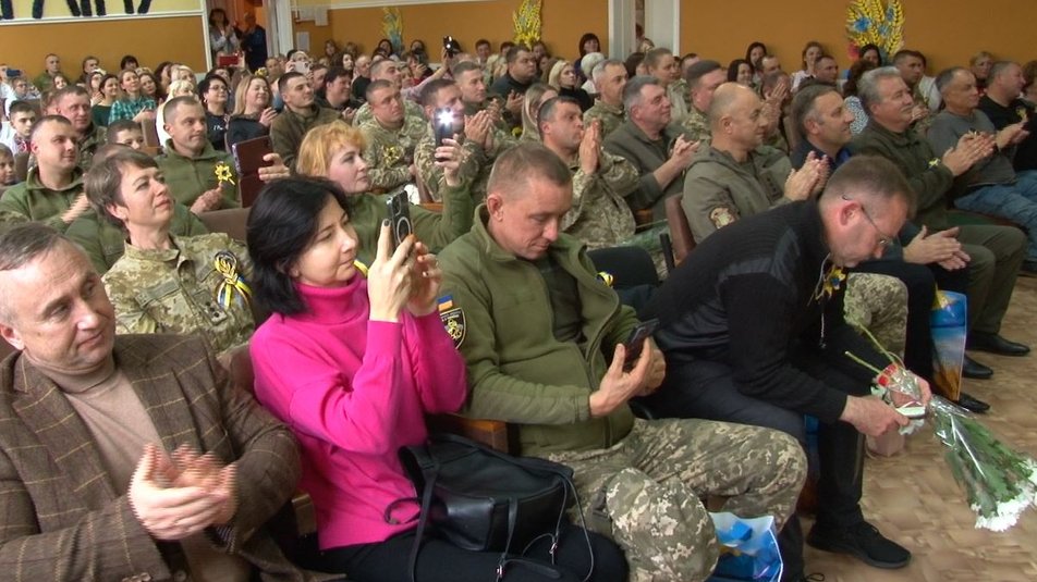 У Черкасах школярі співами і танцями зібрали 50 тисяч для ЗСУ: зворушливе відео