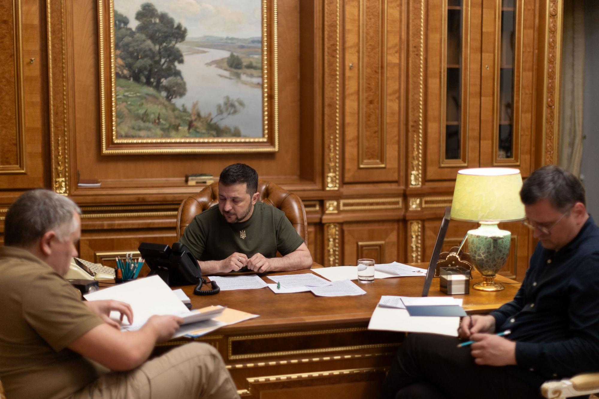 Експерт з дорогоцінних каменів проаналізував робоче місце Зеленського та розповів цікаві деталі