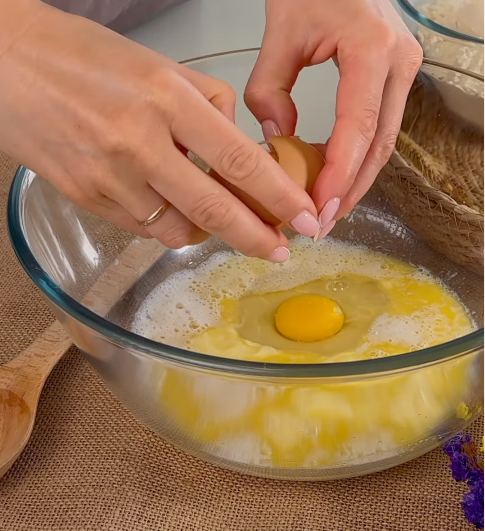 Найкращий варіант побалувати родину. Тримайте рецепт сінабонів з малиновою начинкою