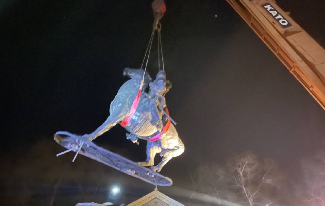 В Одесі демонтували пам'ятники Катерині II та Суворову