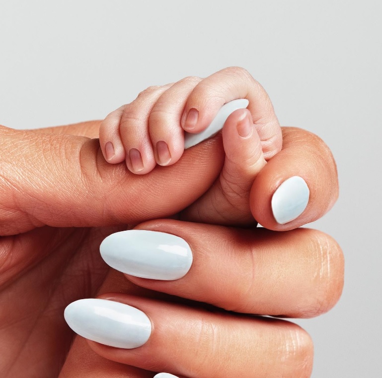 41-летняя Пэрис Хилтон впервые стала мамой, но ее заклеймили за фото