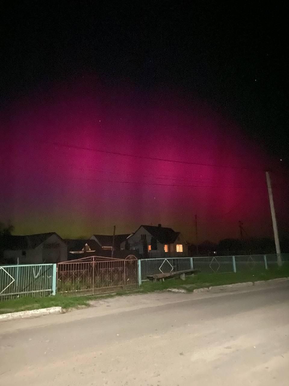 Украинцы наблюдали необычное полярное сияние: красочные фото странных аврор