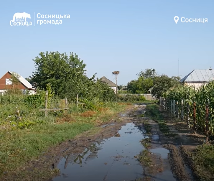 У Чернігівській області мама загиблого військового заасфальтувала дорогу на вулиці, яка носить імʼя її сина