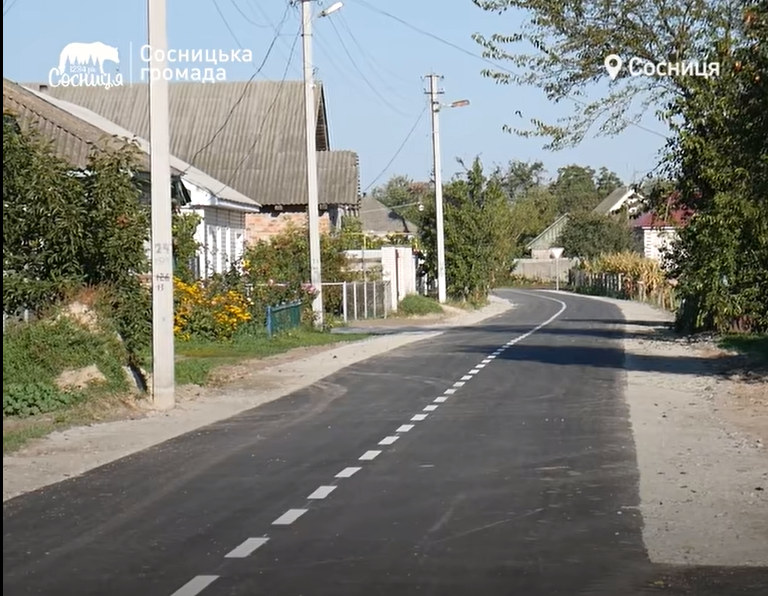 У Чернігівській області мама загиблого військового заасфальтувала дорогу на вулиці, яка носить імʼя її сина