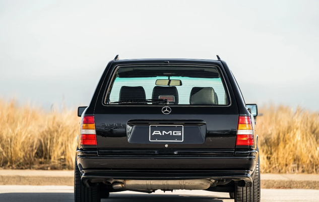 Єдиний екземпляр: на продаж виставили унікальний Mercedes-Benz 80-х (фото)