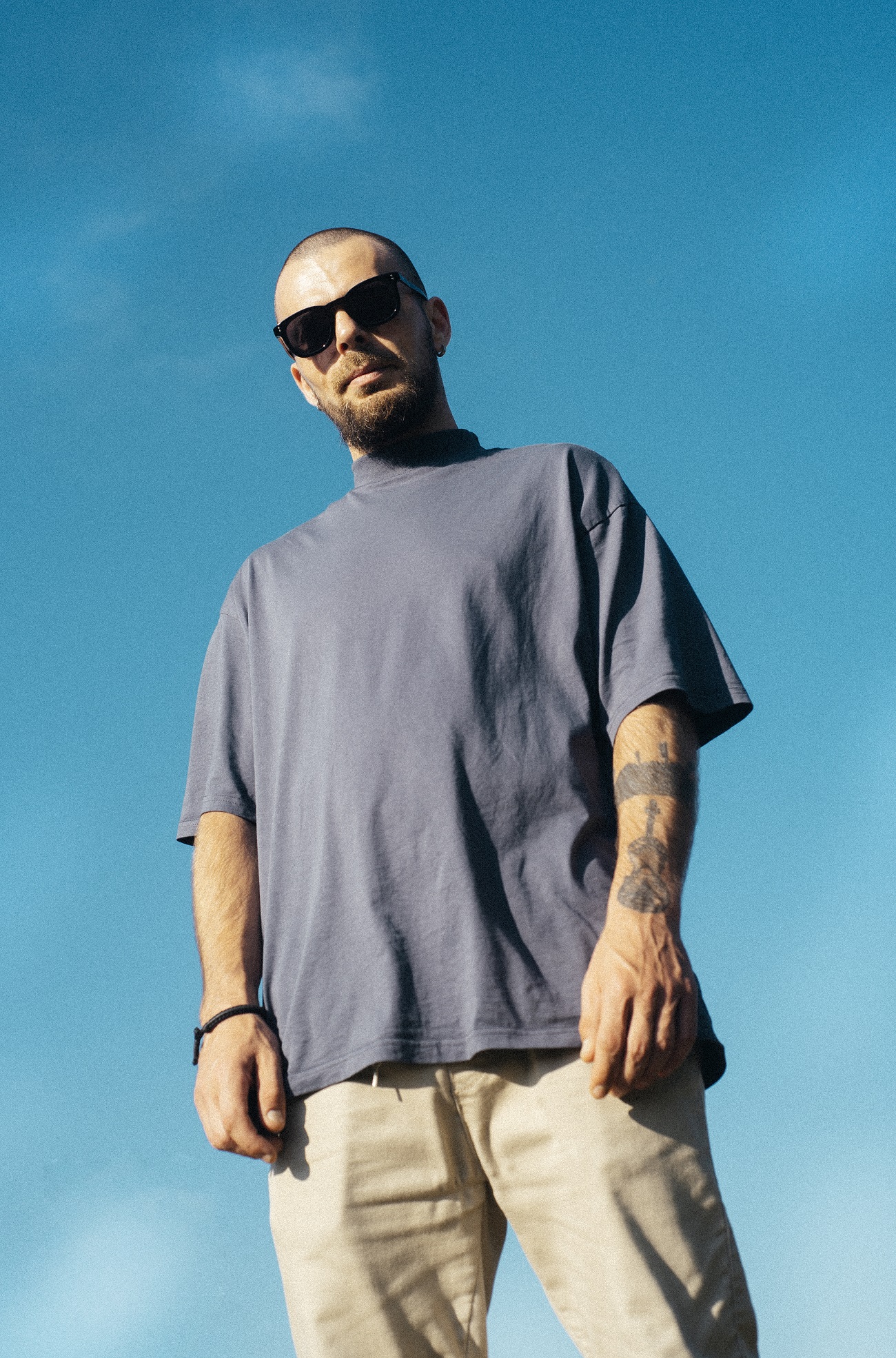 Український артист-зірка Київського метро зворушив новою піснею (відео)