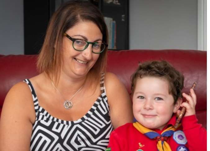 Була 15 хвилин непритомна. Чотирирічний хлопчик героїчно врятував життя своєї мами