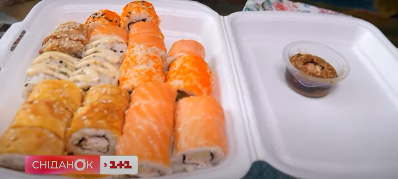 У Києві дівчина в ролах знайшла таргана: як отримати компенсацію (відео)