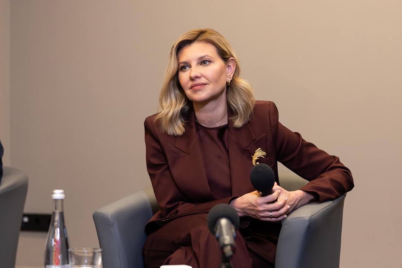 Колоски пшениці і діаманти. Які брошки обирають перші леді України і США (фото)