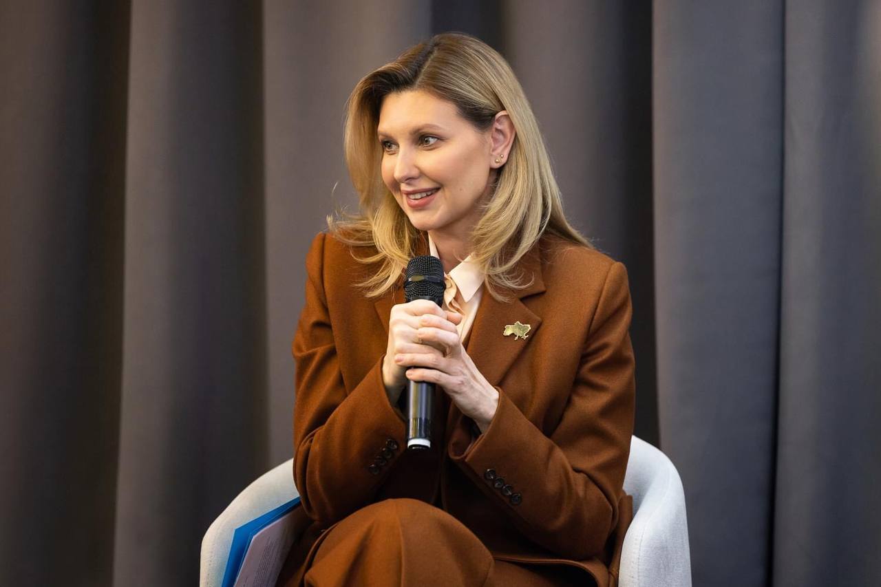 Колоски пшениці і діаманти. Які брошки обирають перші леді України і США (фото)