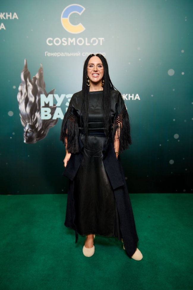 Від сукні зі шматків до еко-шкіри: в яких брендах зірки з’явилися на премії MUZVAR AWARDS