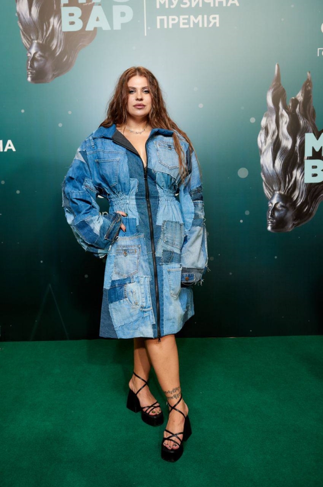 Від сукні зі шматків до еко-шкіри: в яких брендах зірки з’явилися на премії MUZVAR AWARDS