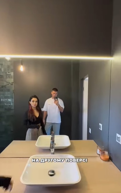 "Добре, але не затишно!" Анна Трінчер показала свій шикарний будинок, але шанувальники не оцінили (відео)