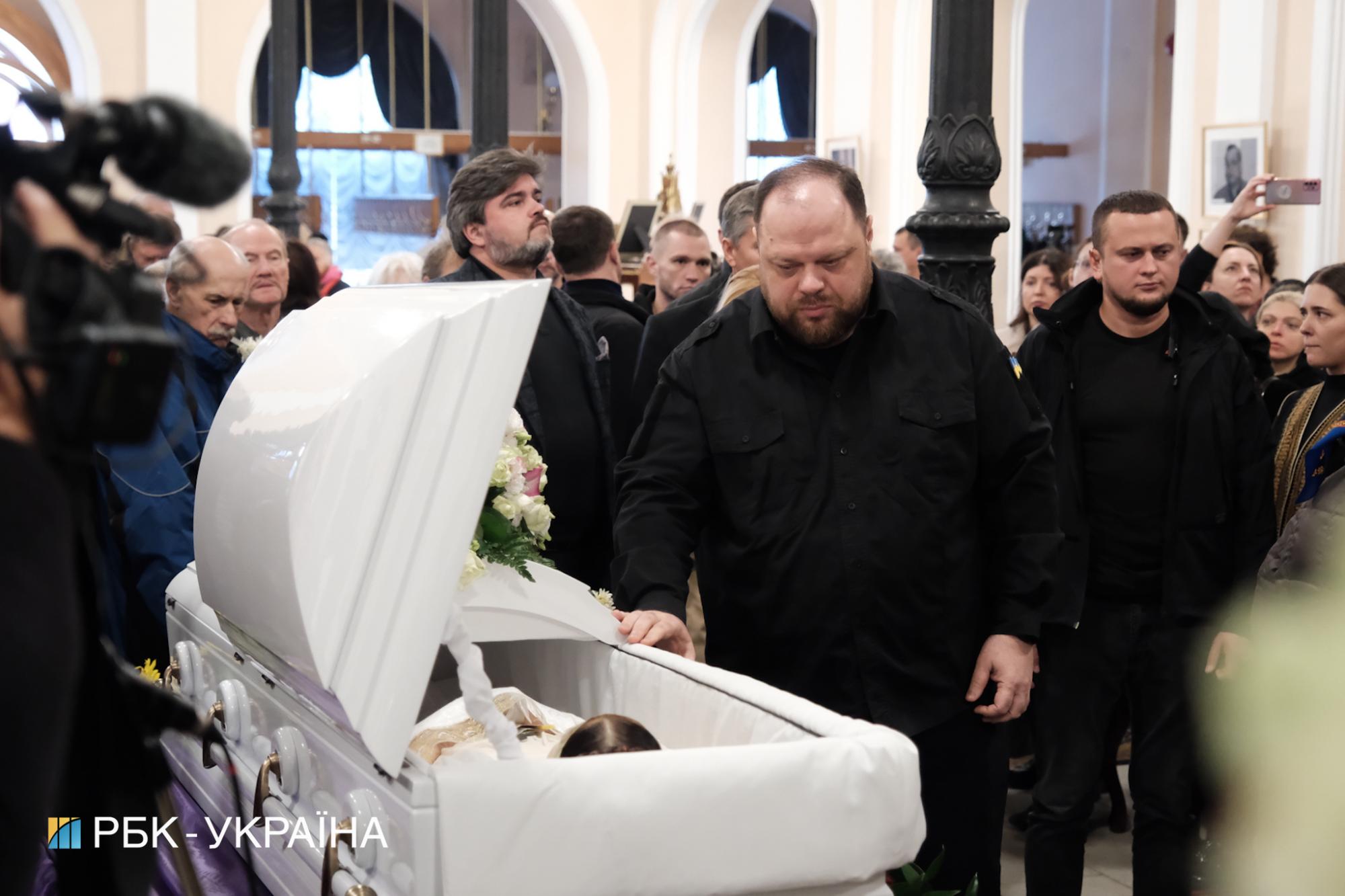 Українські зірки та політики прийшли віддати шану Ніні Матвієнко: чуттєві фото з церемонії прощання