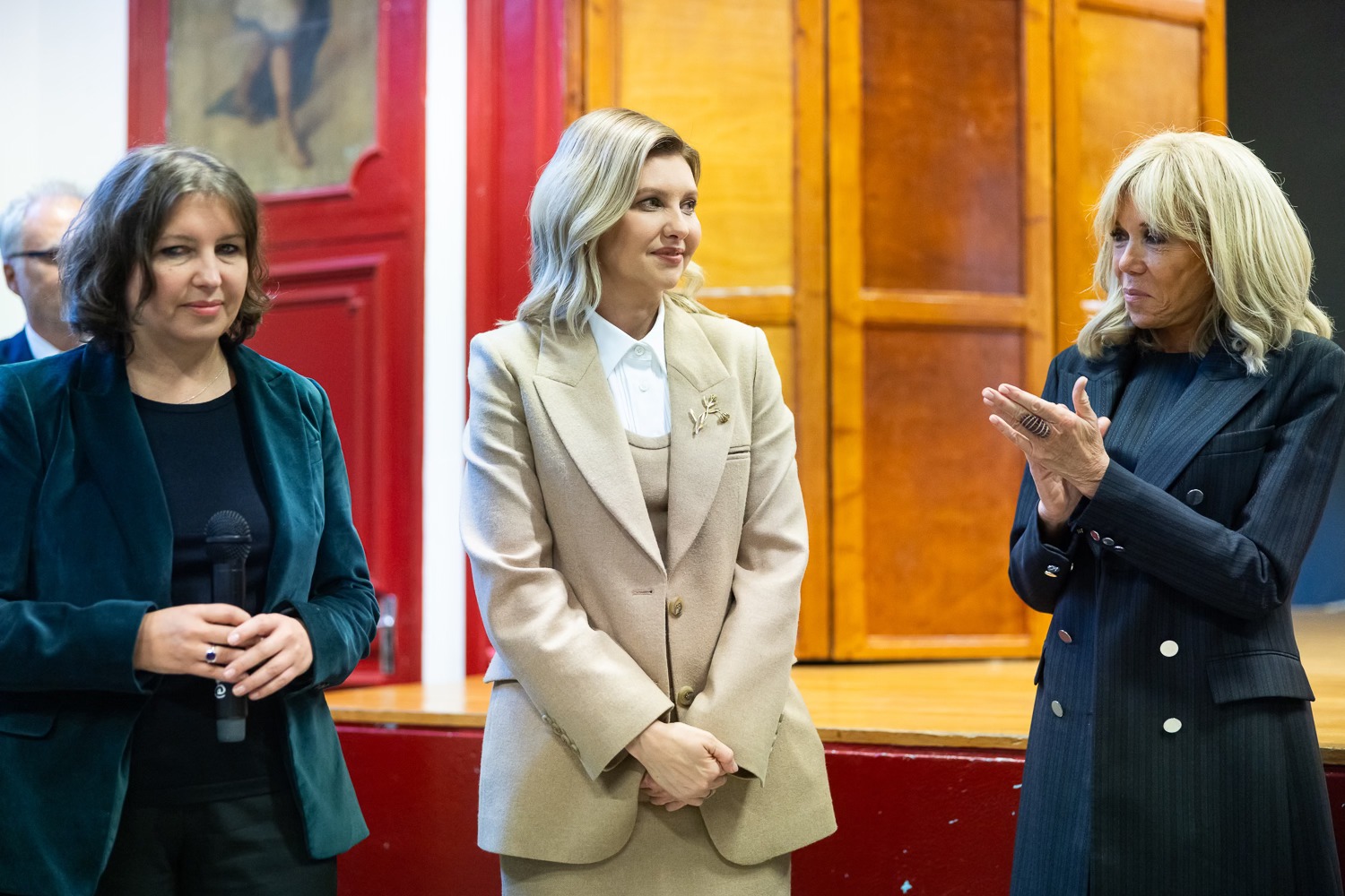 Зеленська у вишуканому бежевому костюмі зустрілася з Бріджіт Макрон (фото)