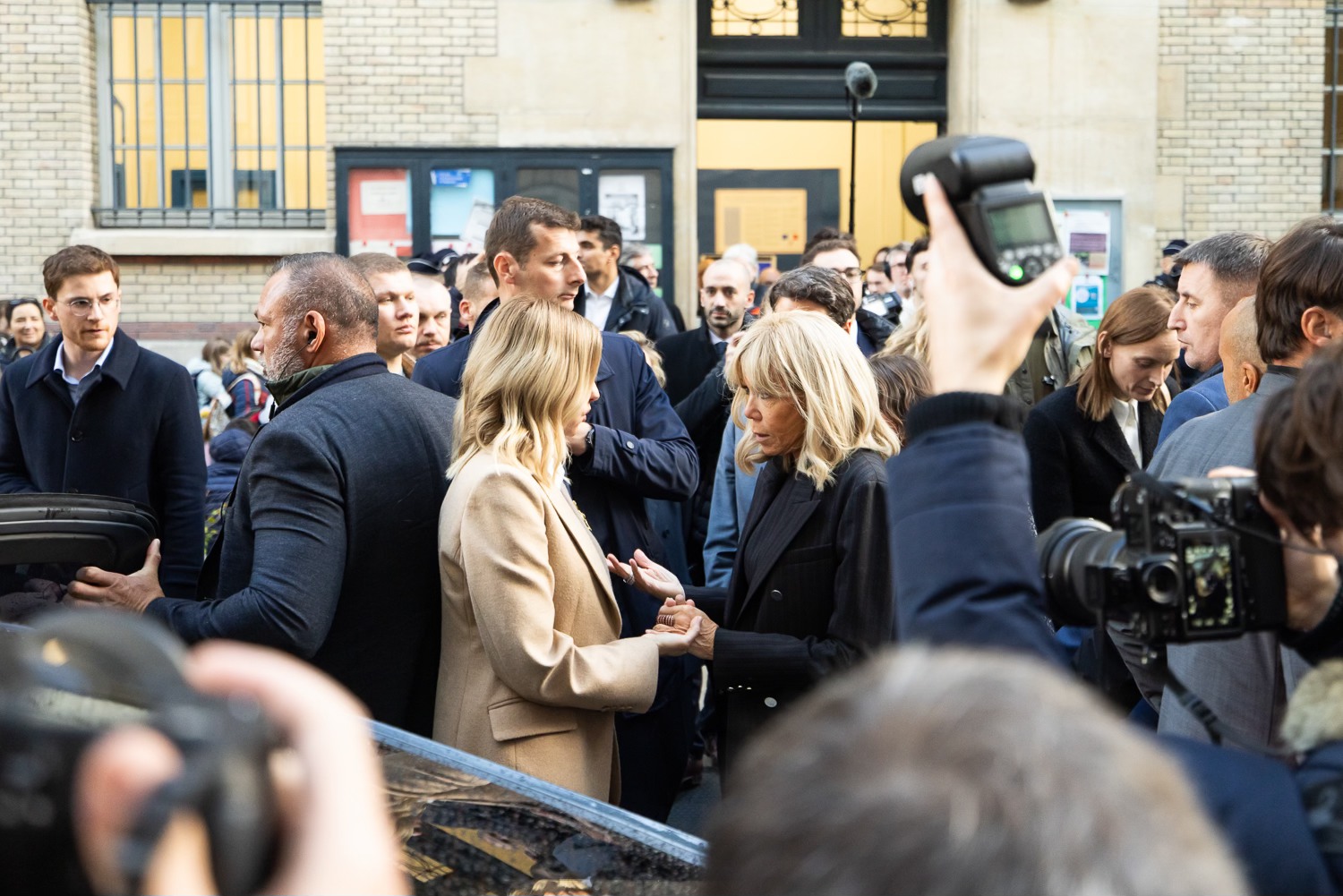 Зеленська у вишуканому бежевому костюмі зустрілася з Бріджіт Макрон (фото)