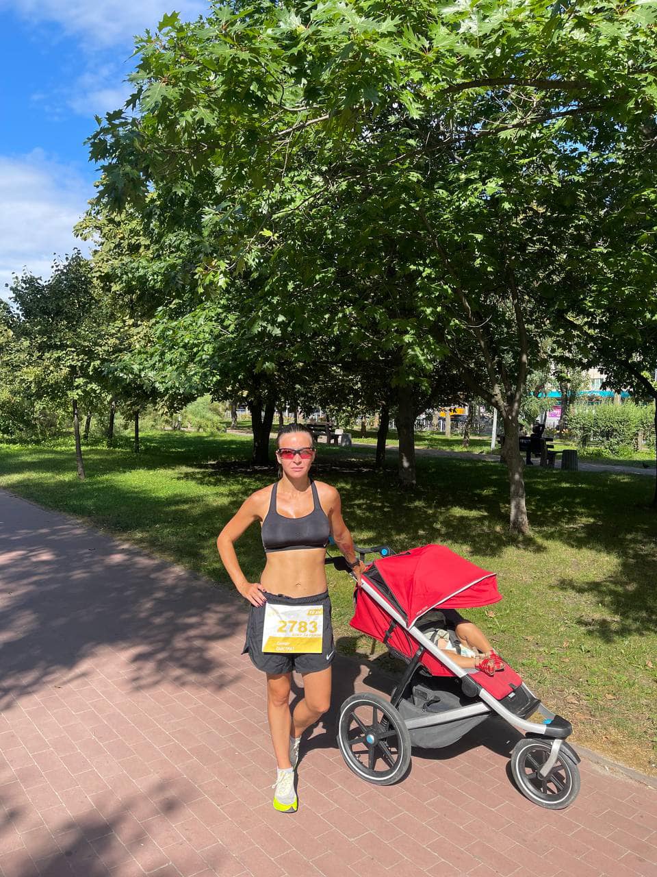 В пам'ять про брата-добровольця. Киянка подолала марафон з дитиною у візку та встановила рекорд