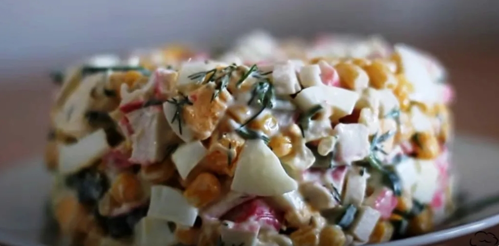 Не "Олів'є", але теж дуже смачно: три варіанти бюджетних салатів на святковий стіл