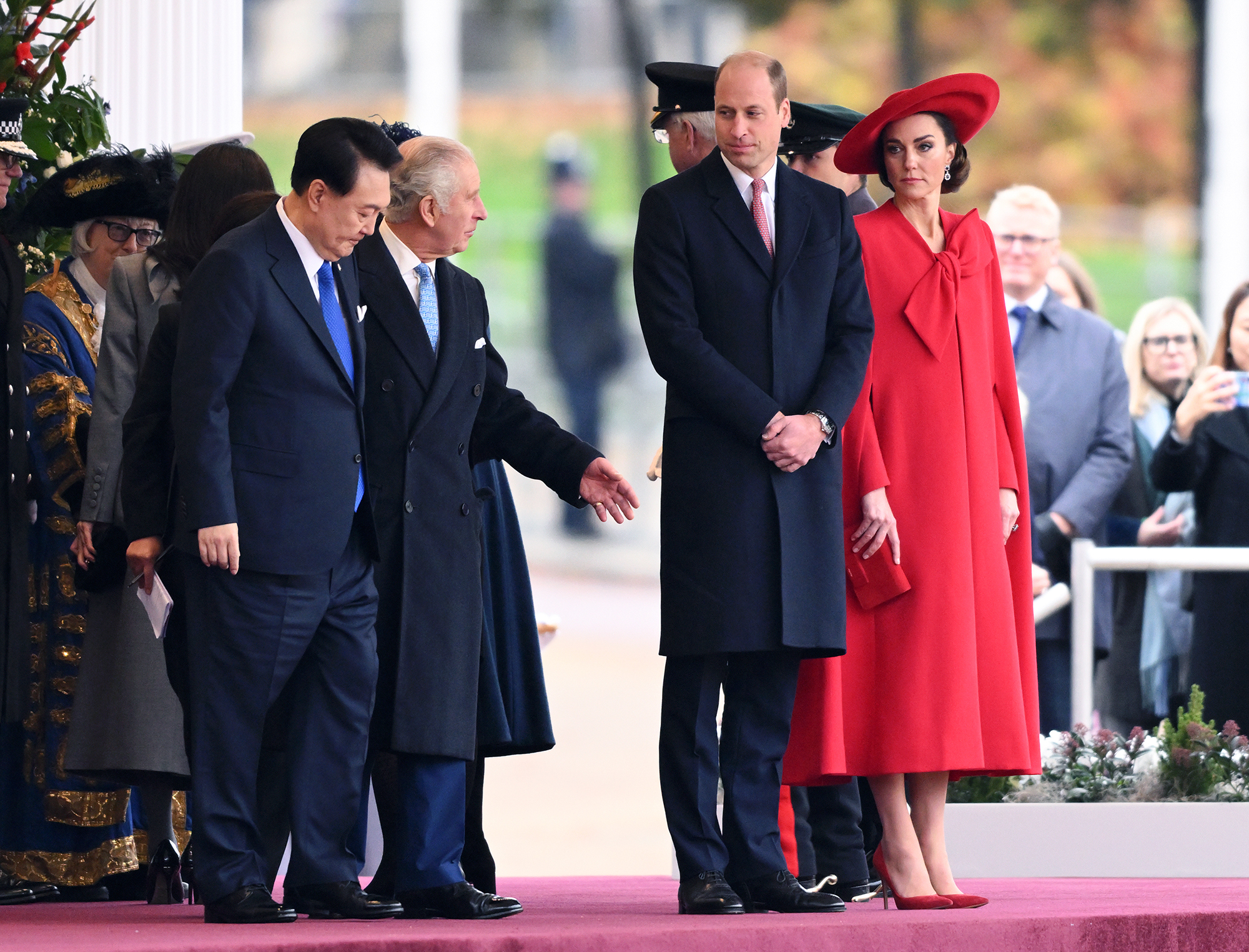 Кейт Миддлтон в ярком образе очаровала короля Чарльза III удачным реверансом (видео)