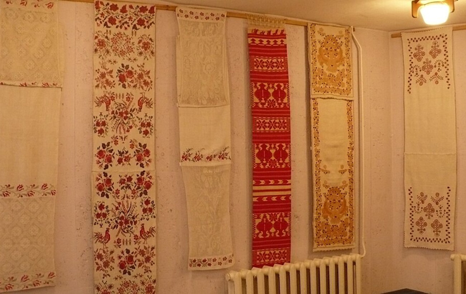 Что означает вышитый рушник и почему его считают духовным щитом семьи