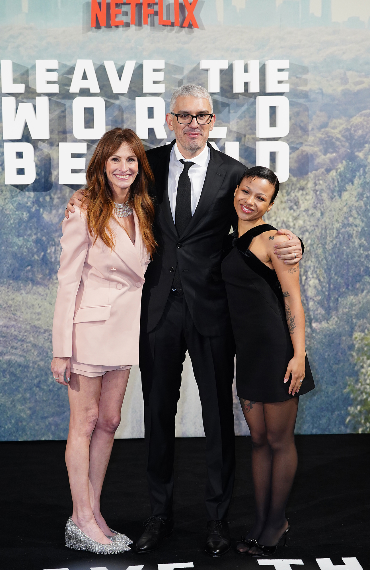 56-летняя Джулия Робертс в бежевых мини-шортах и блестящих туфлях похвасталась стройными ногами