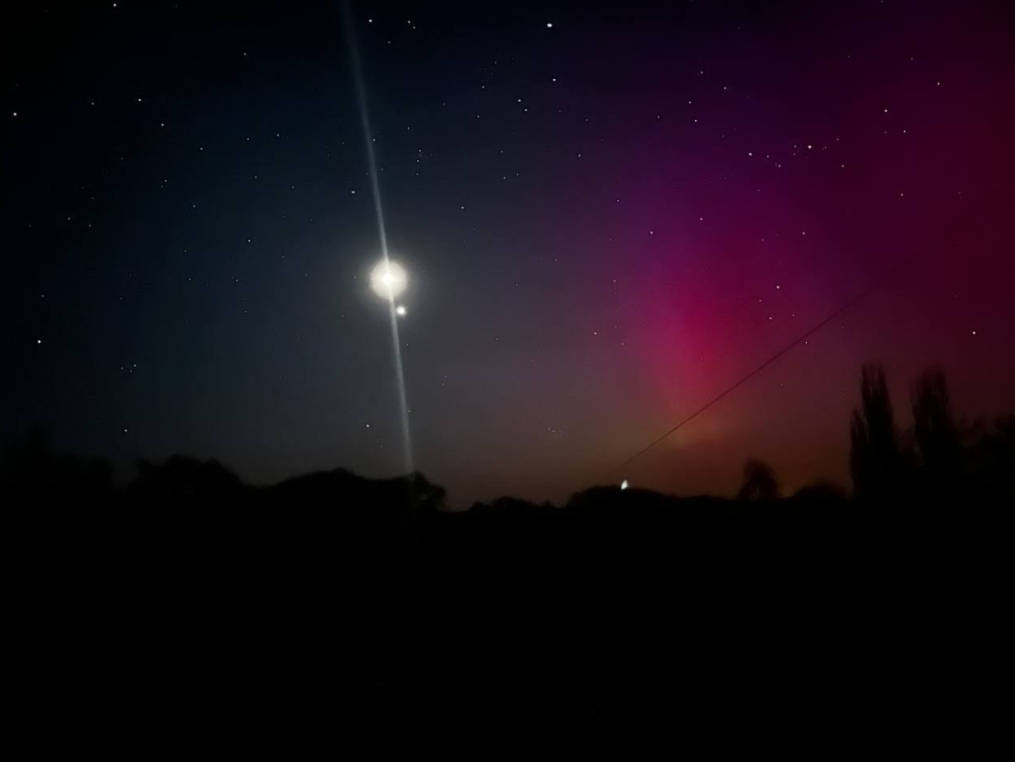 Украинцы наблюдали необычное полярное сияние: красочные фото странных аврор