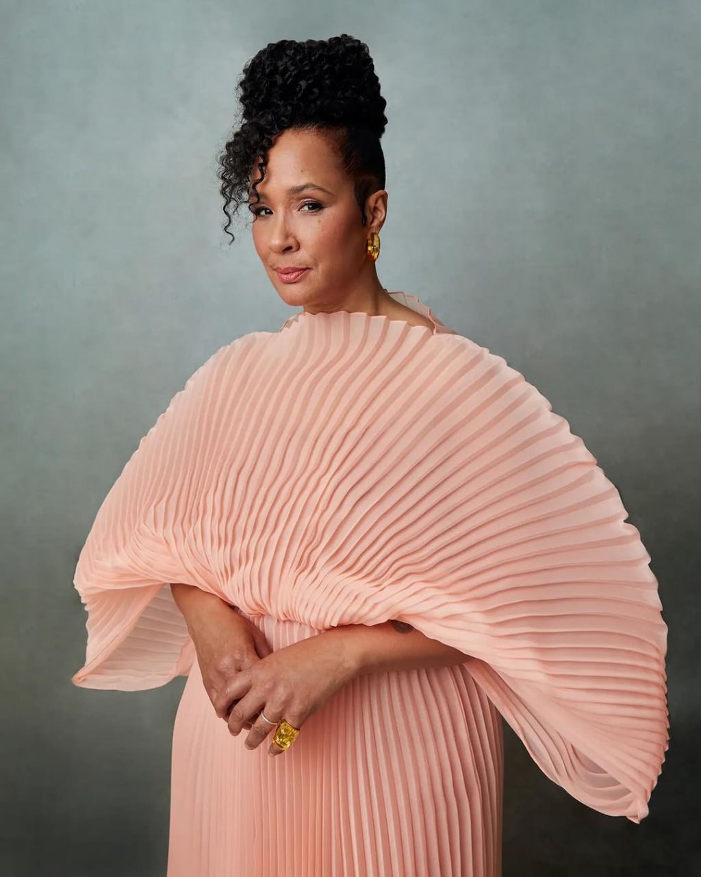 Зірка серіалу "Бріджертони" підкорила фоловерів сукнею від українського бренду