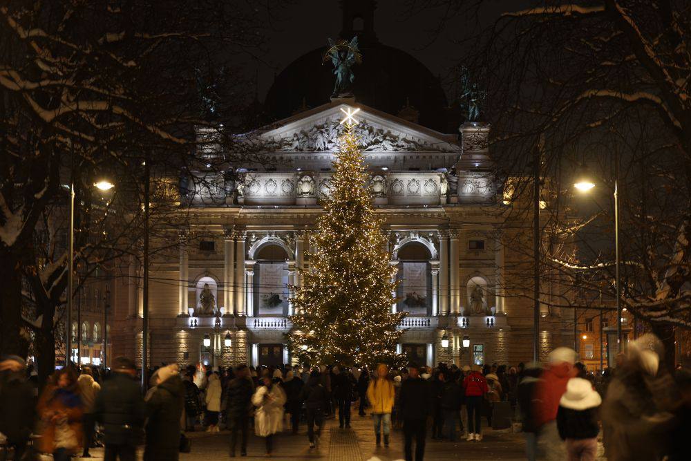 Вместо верхушки противотанковый еж. Во Львове уже засияла главная елка города (фото)