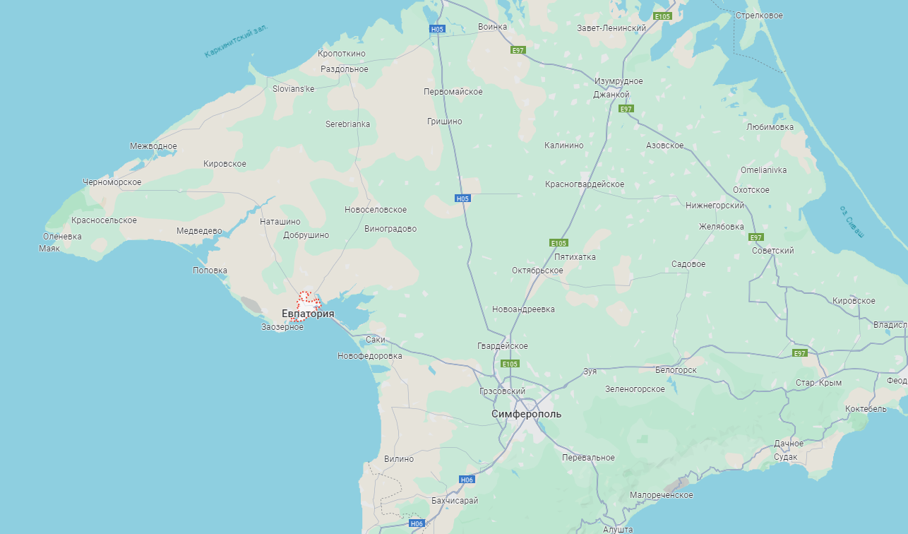 В Крыму раздаются взрывы, россияне жалуются на "массированную атаку": что известно