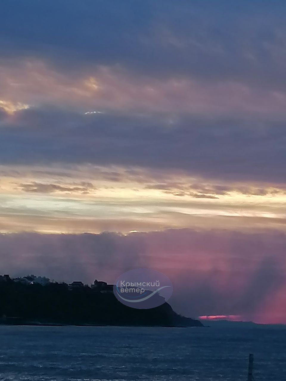 В Крыму раздаются взрывы, россияне жалуются на "массированную атаку": что известно