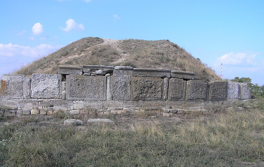 Скіфські кургани, слов'янські вогнища та княжі саркофаги: історія поховань в Україні