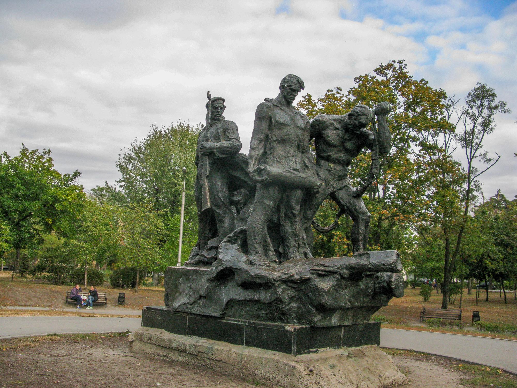 Роботи багато. Які радянські пам'ятники все ще залишаються в Києві (відео)