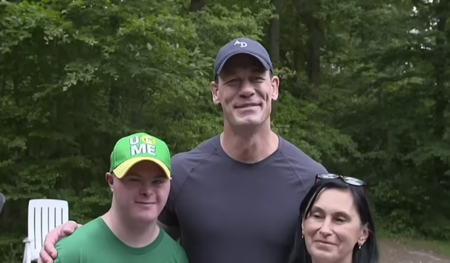 Известный американский рестлер встретился с фанатом из Мариуполя, дом которого разрушили россияне (видео)