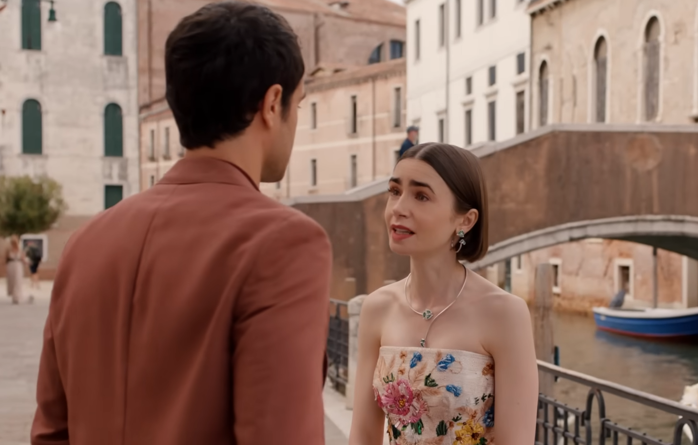 Netflix продлил "Эмили в Париже" на шестой сезон: что известно и когда премьера