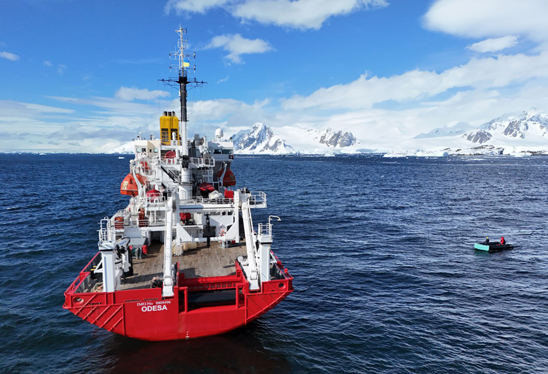 Пінгвіни, ізоляція і полярна ніч: як живуть полярники на станції "Академік Вернадський"