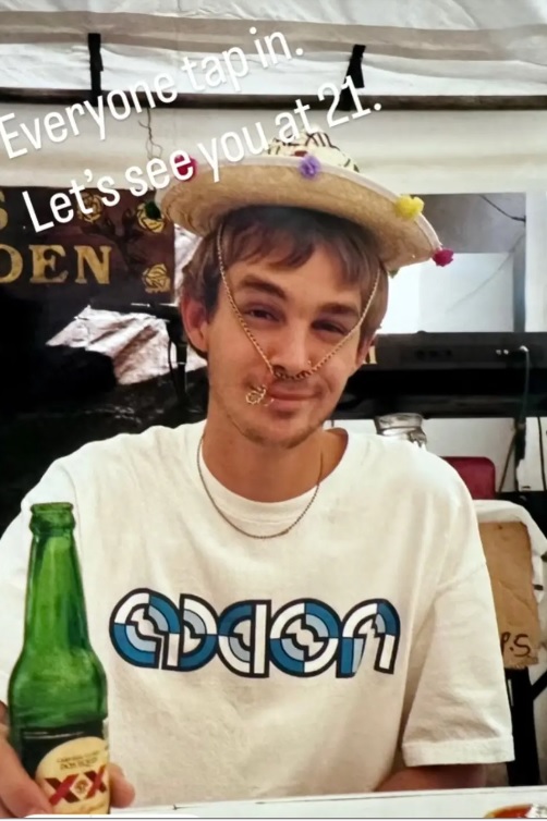 Флешмоб 21. Чому всі почали показувати себе молодими і які ризики