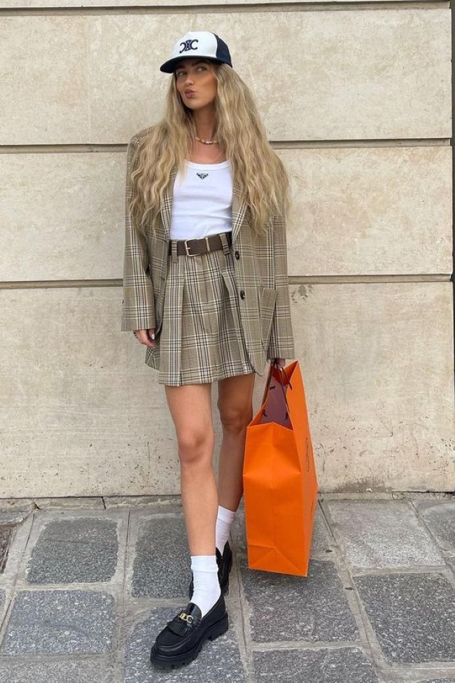 Стилістка назвала універсальні речі у клітинку: як їх носити (фото)