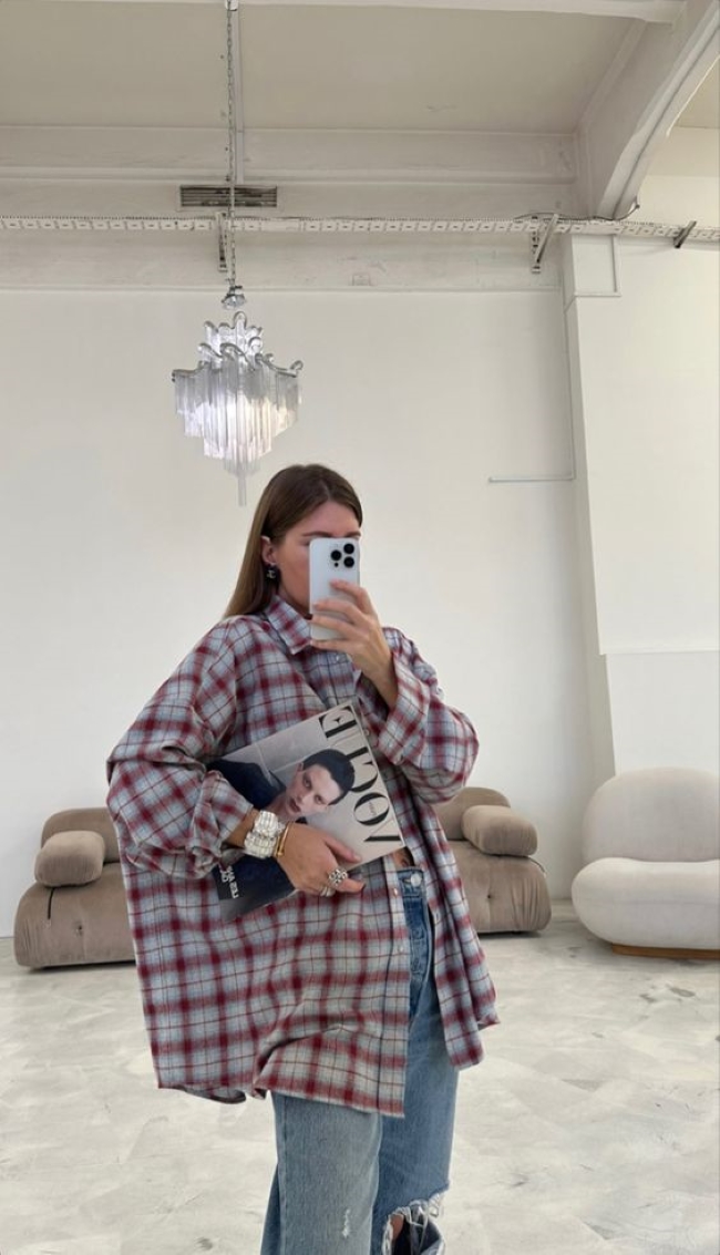 Стилістка назвала універсальні речі у клітинку: як їх носити (фото)