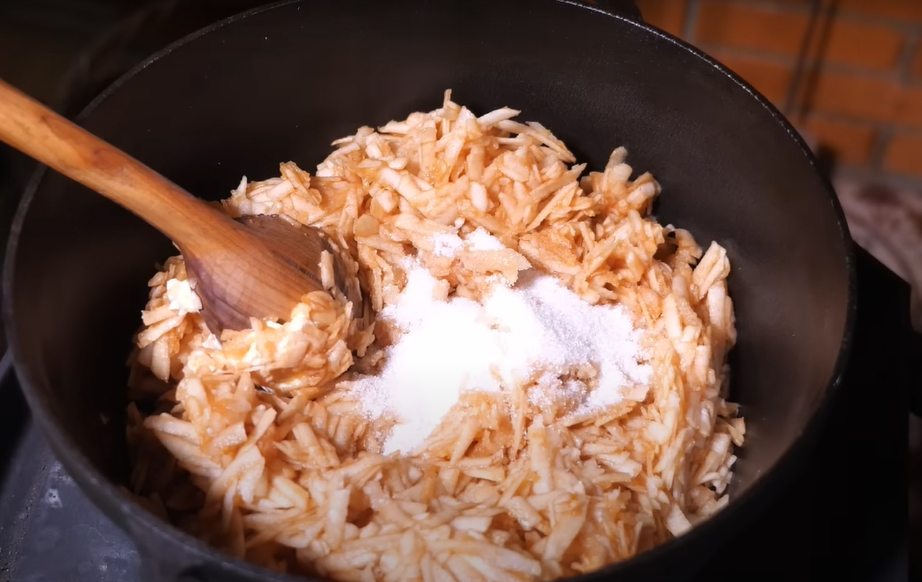 Яблучний пляцок на пісочному тісті: смачний рецепт з Галичини, що закарбується в пам'яті