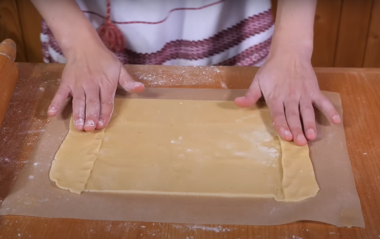Яблучний пляцок на пісочному тісті: смачний рецепт з Галичини, що закарбується в пам'яті