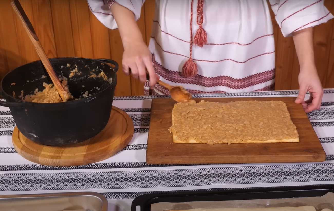 Яблучний пляцок на пісочному тісті: смачний рецепт з Галичини, що закарбується в пам'яті