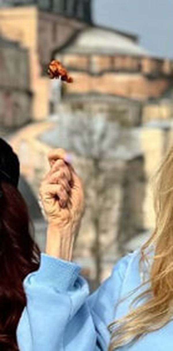 "Что с вами?": Полякова озадачила сеть странной деталью на фото