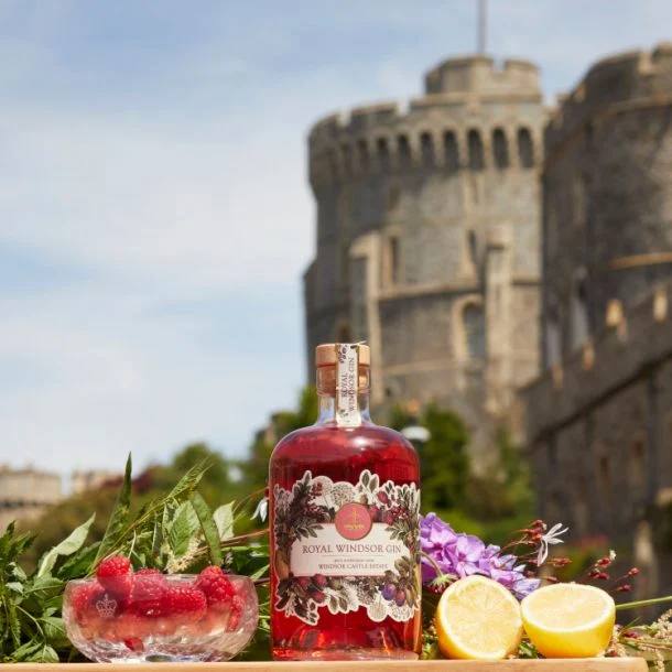 Букінгемський палац показав унікальну колекцію королівських напоїв, ювелірних виробів і не тільки