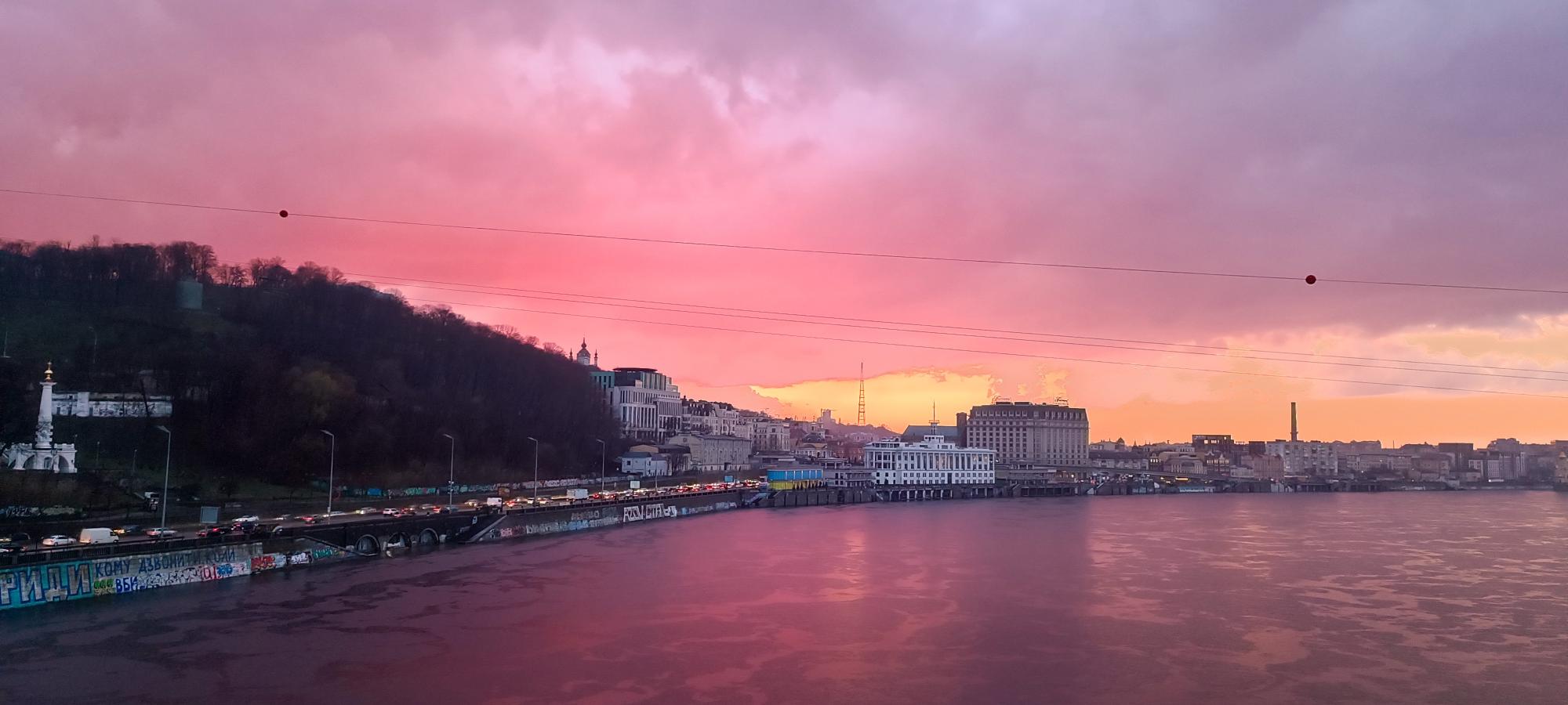 Над Києвом "запалало" небо. Дивіться, що сталося після граду (неймовірні фото)
