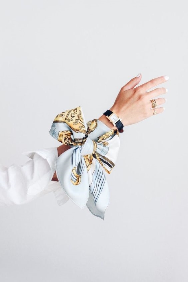 Стилістка сказала, як навесні можна цікаво носити хустинку