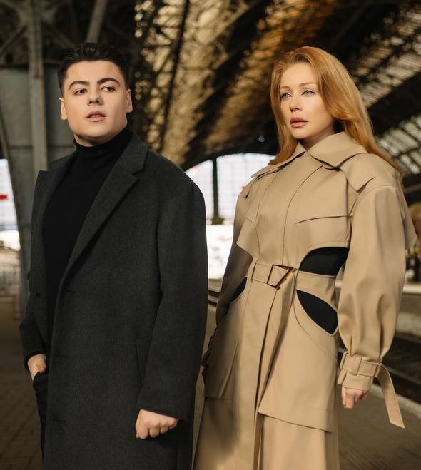 Скільки коштує звабливий тренч Тіни Кароль з нового кліпу (фото)