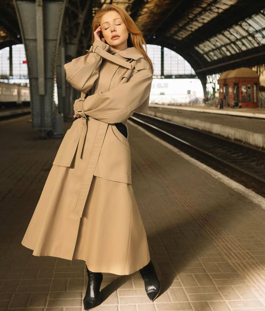 Скільки коштує звабливий тренч Тіни Кароль з нового кліпу (фото)