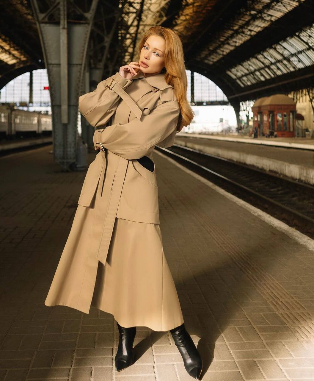 Скільки коштує звабливий тренч Тіни Кароль з нового кліпу (фото)